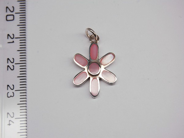 Stříbrný přívěsek - růžová perleť - květina